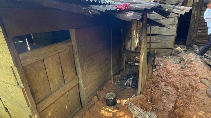 TIDAK LAYAK HUNI- Kondisi rumah tampak bagian belakang balita yang menderita cacingan di Kabupaten Seluma, Bengkulu