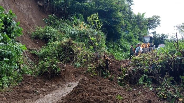Enam Rumah Warga di Rejang Lebong Terancam Longsor, Akses Jalan Sempat Tertutup Material Tanah