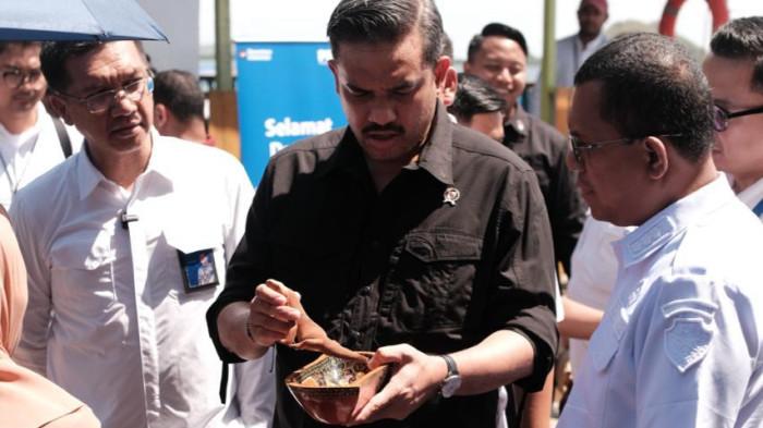 Menteri UMKM Maman Abdurrahman saat melakukan kunjungan kerja ke Pulau Rinca pada Rabu (26/4/2026) untuk meninjau langsung program pemberdayaan yang dijalankan PNM sekaligus berdialog dengan masyarakat.