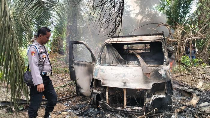 MOBIL PENCURI DIBAKAR - Anggota Polsek Pondok Suguh, saat melakukan olah TKP mobil pelaku pencurian kelapa sawit yang dibakar masa, di Desa Tunggang, Kecamatan Pondok Suguh, Mukomuko, Jumat (24/10/2025). Nekat curi Kelapa Sawit milik warga di Mukomuko, Mobil Pelaku diamuk masa, pelaku diamankan polisi.
