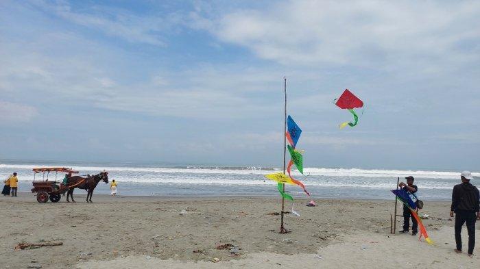 Suasana di Pantai Panjang Kota Bengkulu, Minggu (13/7/2025). BMKG Stasiun Fatmawati Soekarno Bengkulu menyampaikan peringatan dini cuaca wilayah Bengkulu dan sekitarnya