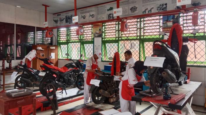 SMK BINAAN - Peningkatkan kualitas pendidikan vokasi dan menciptakan lulusan yang siap menghadapi dunia kerja, PT Astra Honda Motor (AHM)⁠ bersama jaringan Honda terus memperkuat kerja sama dengan Sekolah Menengah Kejuruan (SMK) melalui program SMK Mitra Binaan PT. AHM. 