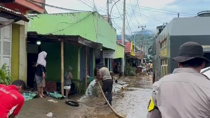 EVAKUASI - Personel Polres Lebong saat membantu membersihkan sisa lumpur akibat banjir bandang Lebong pada Senin (6/4/2026). Proses evakuasi dan penanganan pasca bencana masih terus dilakukan hingga saat ini.
