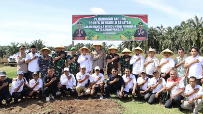 Dukung Ketahanan Pangan, Polres Bengkulu Selatan Tanam Jagung di Lahan Tidur 10 Hektar