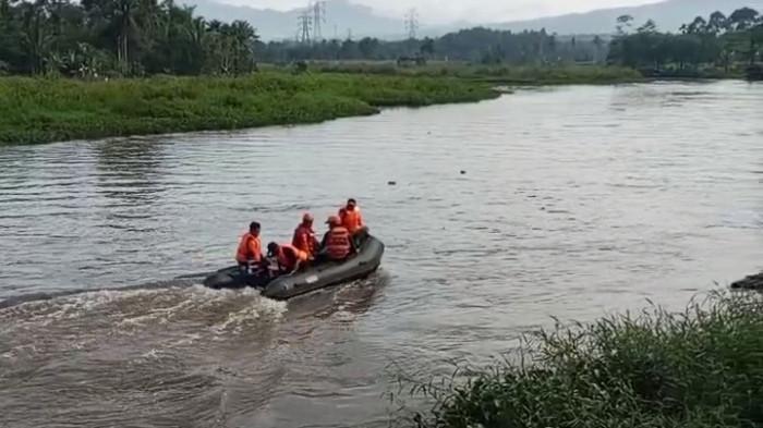SISIR - Tim SAR kembali melakukan pencarian terhadap korban hanyut pada Minggu (10/1/2026). Proses pencarian dilakukan dengan cara menyisiri aliran air.
