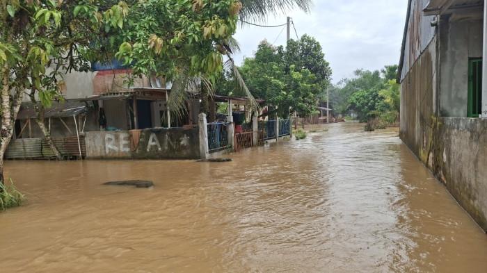 BANJIR - Kondisi rumah warga di Desa Talang Empat Kecamatan Karang Tinggi Kabupaten Bengkulu Tengah yang masih terendam banjir, Senin (6/4/2026) pukul 08.20 WIB. Hujan dengan intensitas sedang hingga lebat yang mengguyur wilayah Bengkulu Tengah sejak Minggu (5/4/2026) sore hingga Senin (6/4/2026) pagi, mengakibatkan puluhan rumah warga di dua desa terendam banjir.