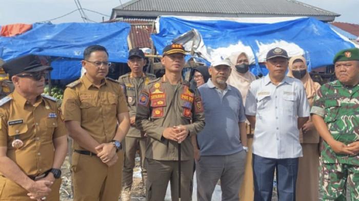 PENERTIBAN PASAR AMPERA - Dinas Satpol PP dan Damkar Bengkulu Selatan bersama dinas terkait saat melakukan penertiban di Pasar Ampera, Senin (26/1/2026). Penertiban dilakukan agar pedagang tidak berjualan dibahu jalan yang dapat menganggu jalan lintas.