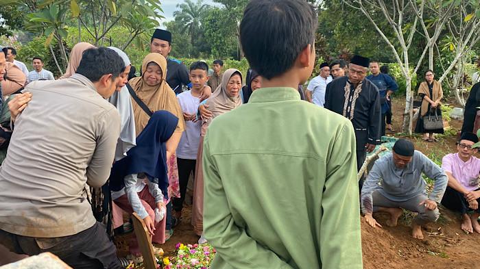 LAKA - Keluarga hingga teman akrab yang hadir di pemakaman almarhum Figar Wibowo (39) warga Kecamatan Selebar, Kota Bengkulu, suasana tampak haru di TPU Pekan Sabtu, Kecamatan Selebar, Kota Bengkulu, Bengkulu, Rabu (18/2/2026). Korban Kecelakaan di Talang Datuk Bengkulu dikuburkan, Keluarga yang hadis menanggis.