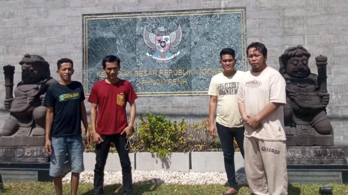 KORBAN TERJEBAK - Keempat korban saat di KBRI Phnom Penh Kamboja pada Sabtu (24/1/2026). Niat ingin memperbaiki ekonomi keluarga justru membawa petaka bagi Imron (29), warga Bengkulu, yang kini terjebak bekerja di Kamboja.