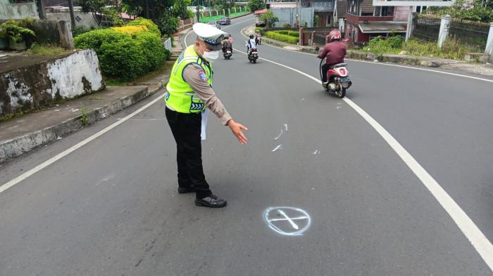 KRITIS - Sat Lantas Polres Rejang Lebong saat melakukan olah TKP di Kelurahan Dusun Curup Kecamatan Curup Utara pada Senin (13/4/2026). Seorang lansia kritis usai ditabrak sepeda motor yang dikendarai anak kades aktif.