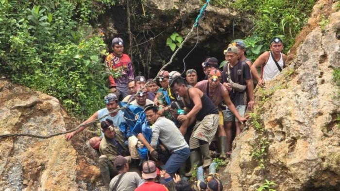 TEWAS - Proses evakuasi korban tambang emas tradisional di Lebong pada Kamis (12/2/2026) siang. Seorang penambang tewas usai tertimbun batu dan tanah lobang galian.