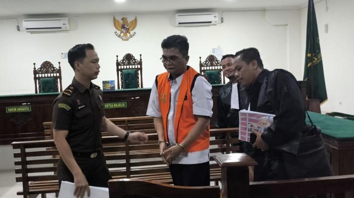 KORUPSI-Jaksa Penuntut Umum (JPU) Kejaksaan Negeri Bengkulu Utara menuntut terdakwa Andri Paisol, mantan Bendahara Sekretariat DPRD Kabupaten Bengkulu Utara, dengan hukuman pidana penjara selama 6,5 tahun penjara, Senin (2/2/2026).