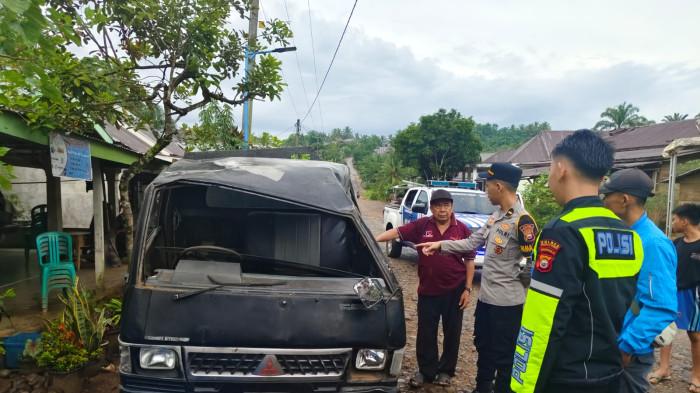 KECELAKAAN - Anggota Satlantas Polres Bengkulu Tengah saat melihat kondisi kendaraan yang masuk ke jurang di Desa Layang Lekat Kecamatan Pagar Jati, Bengkulu Tengah, Minggu (29/3/2026). Polisi mengungkap kronologi terbaru kecelakaan mobil rombongan pengantar pengantin yang terjadi di jalan provinsi Bang Haji–Pagar Jati, Desa Layang Lekat, Kecamatan Pagar Jati, Kabupaten Bengkulu Tengah.