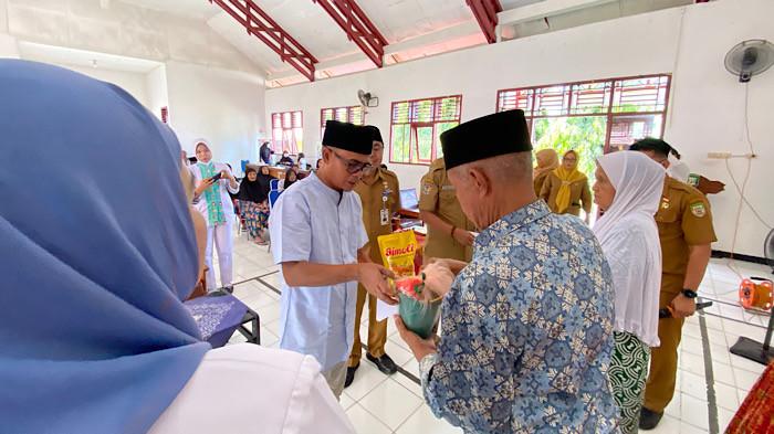DPRD - Wakil Ketua I DPRD Provinsi Bengkulu, Teuku Zulkarnain saat memberikan santuan ke lansia di Panti Sosial Sasana Tresna Werdha Provinsi Bengkulu, di Gading Cempaka, Kota Bengkulu, Selasa (26/5/2026).