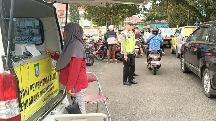 BAYAR PAJAK - Aktivitas pembayaran pajak di mobil pembayaran pajak keliling, sebagai salah satu upaya Samsat dalam mencapai target PAD.