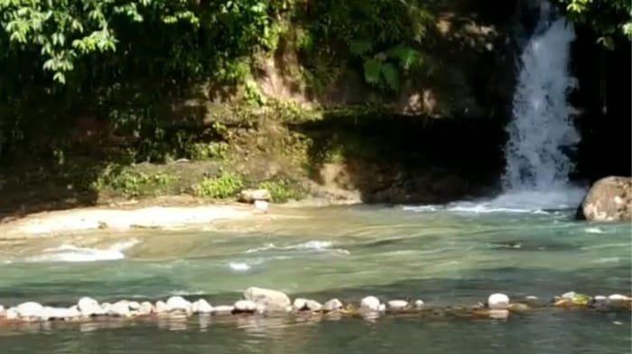 Wisata Air Terjun Napal jungur yang terletak di Desa Napal Jungur, Kecamatan Lubuk Sandi, Kabupaten Seluma, Provinsi Bengkulu.