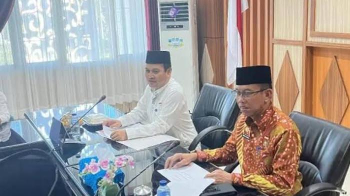 SEKDA PROVINSI - Pj Sekda Provinsi Bengkulu, Herwan Antoni saat memimpin rapat di Kantor Gubernur Bengkulu, Kota Bengkulu, Bengkulu, Jumat (19/12/2025). Warga Bengkulu berpeluang pergi Umrah syaratnya Bayar Pajak Kendaraan tepat waktu.