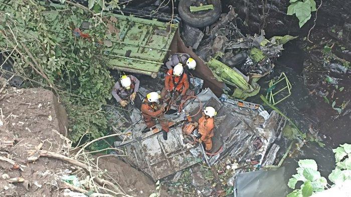 Pencarian Sopir Truk Terjun ke Jurang di Rejang Lebong Terkendala Arus Sungai yang Deras