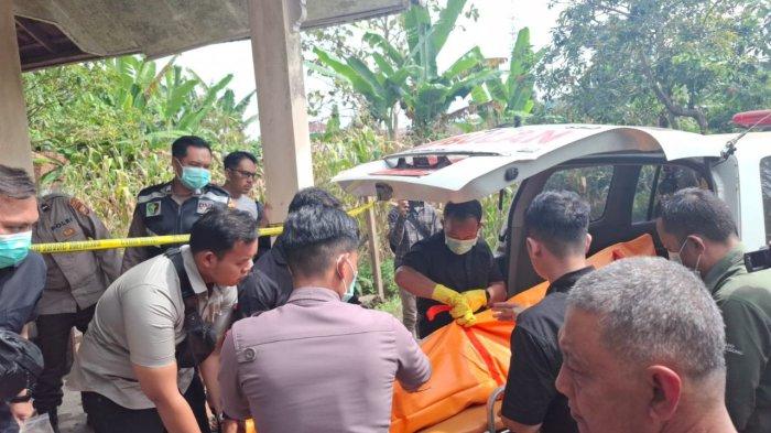 EVAKUASI KORBAN - Mareta (23) tewas bersimbah darah di rumahnya di RL Bengkulu. Teman korban sempat dengar teriakan saat Mareta telponan sebelum ditemukan tewas.