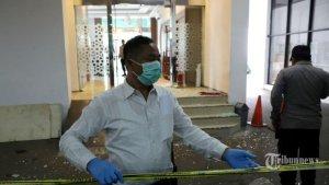 Aparat-Kepolisian-memasang-garis-polisi-disekitar-pecahan-kaca-kantor-MUI.jpg