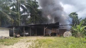 Bengkel-polisi-ikut-dibakar-buntut-aksi-pencurian-kelapa-sawit-di-mukomuko-bengkulu.jpg