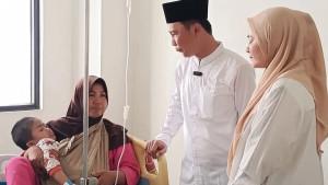 Bupati-Fikri-jenguk-cacingan.jpg