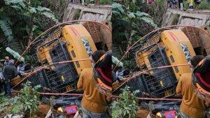 Excavator-Himpit-Kijang-Kapsul-di-Mukomuko.jpg