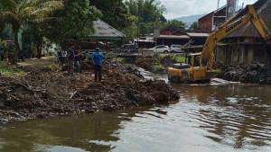 Gotong-royong-air-duku.jpg