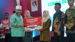 Gubernur-Helmi-serahkan-hadiah-secara-simbolis-ke-pemenang-lomba-desa-wisata-Bengkulu.jpg