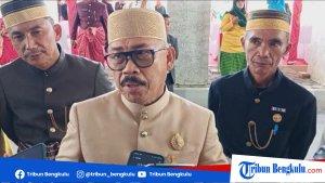 Gubernur-Sulbar-Suhardi-Duka-saat-ditemui-usai-peringatan-Hardiknas.jpg