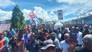 Heboh-Arak-arakan-Jenazah-Lukas-Enembe-Berujung-Ricuh-Massa-Bakar-Mobil-dan-Rusak-Fasilitas-Kantor.jpg