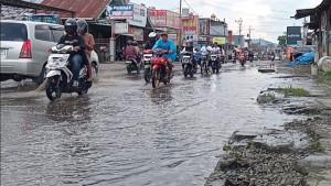 Jalan-tergenang-air-di-Pasar-Ujung-Kepahiang.jpg