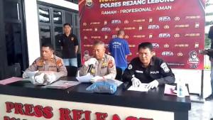 KONFERENSI-PERS-polres-rejang-lebong-mantan-ketua-dprd-12312.jpg