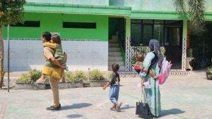 Kabar-Terbaru-Siswi-SD-di-Gresik-yang-Buta-Gegara-Dicolok-Tusuk-Bakso-Kini-Bisa-Melihat-Sempurna.jpg