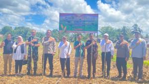 Kapolres-Bengkulu-Selatan-AKBP-Awilzan-SIK-MH-penanaman-jagung.jpg