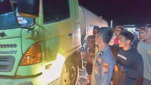 Kecelakaan-di-jalan-lintas-barat-sumatera-Mukomuko-truk-cpo-dan-motor-CRF.jpg