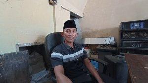 Kepala-Desa-Pagar-Gunung-Hendri-saat-cerita-sosok-Fitri-korban-yang-meninggal-dunia-usai-minum-racun.jpg