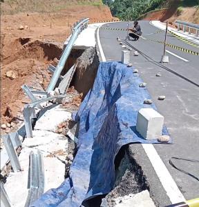 Kondisi-jalan-ringroad-Kepahiang-yang-longsor.jpg