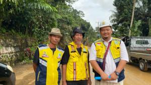 Kordinator-lapangan-Najmi-saat-bersama-rekannya.jpg