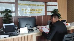 Kuasa-Hukum-Tersangka-Dugaan-Korupsi-Bawaslu-Bengkulu-Tengah-Ajukan-Pengaduan-Khusus.jpg