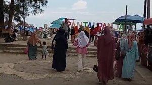 Kunjungan-wisatawan-di-Pantai-Panjang-Kota-Bengkulu-Minggu-482024.jpg