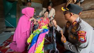 Lusi-Penyandang-Disabilitas-tersenyum-terima-kursi-roda-dari-Kapolres-Mukomuko.jpg