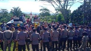 Massa-demo-Kantor-bupati-seluma.jpg
