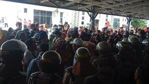 Massa-demo-Seluma-masuk-Kantor-bup.jpg
