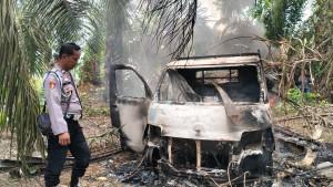 Mobil-pelaku-pencurian-dibakar-masa-di-Mukomuko-Bengkulu.jpg