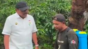 Momen-mian-bercanda-dengan-petani-kopi-di-Rejang-Lebong-saat-cek-pembangun-jalan.jpg