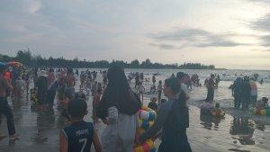 Pantai-Jakat-dipadati-pengunjung-Senin-1762024.jpg