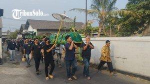 Pasutri-di-Klaten-Tewas-Berpelukan-di-Samping-Anaknya-Polisi-Sebut-Korban-Miliki-Riwayat-Penyakit.jpg