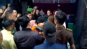 Pelukan-tsk-korupsi-7-okt.jpg