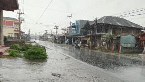 Pemotor-menembus-hujan-lebat-di-Kepahiang-Bengkulu.jpg